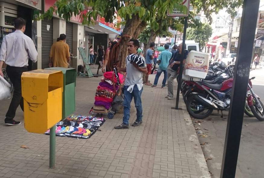 Portal Caparaó - Prefeitura começa a retirar vendedores ambulantes das  calçadas