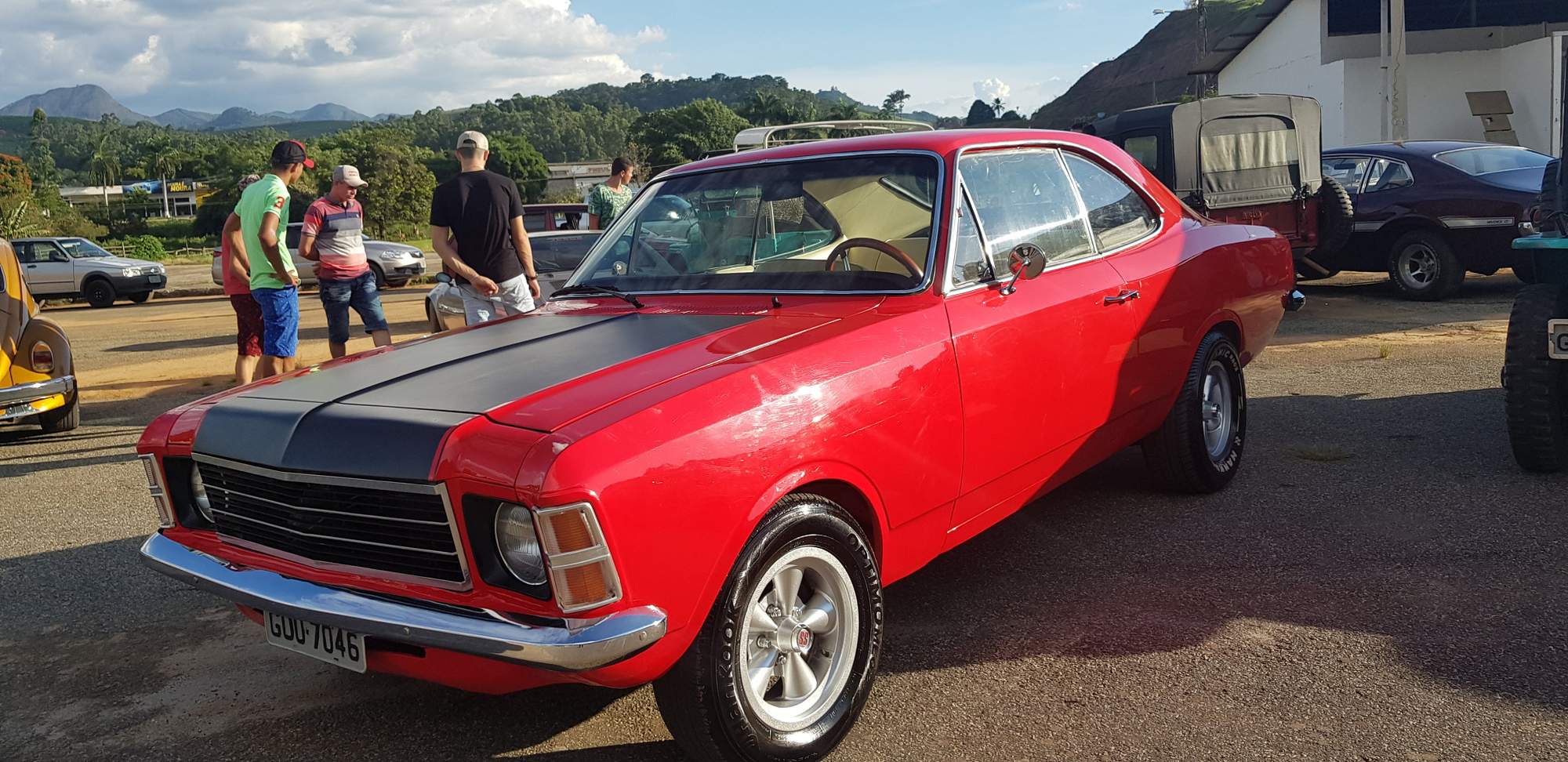 Exposição de carros antigos e 'Clube Rebaixados' movimentam