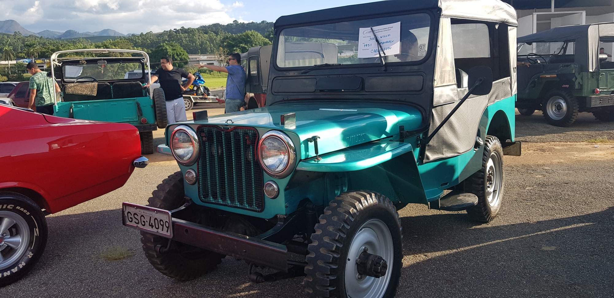 Exposição de carros antigos e 'Clube Rebaixados' movimentam