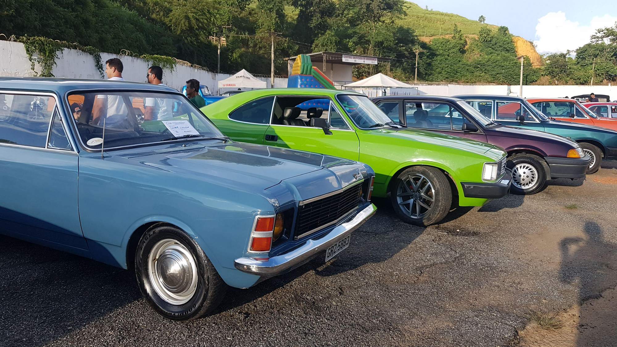 Exposição de carros antigos e 'Clube Rebaixados' movimentam