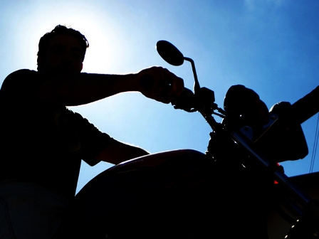 Dois homens em uma moto tentam matar adolescente no bairro Petrina