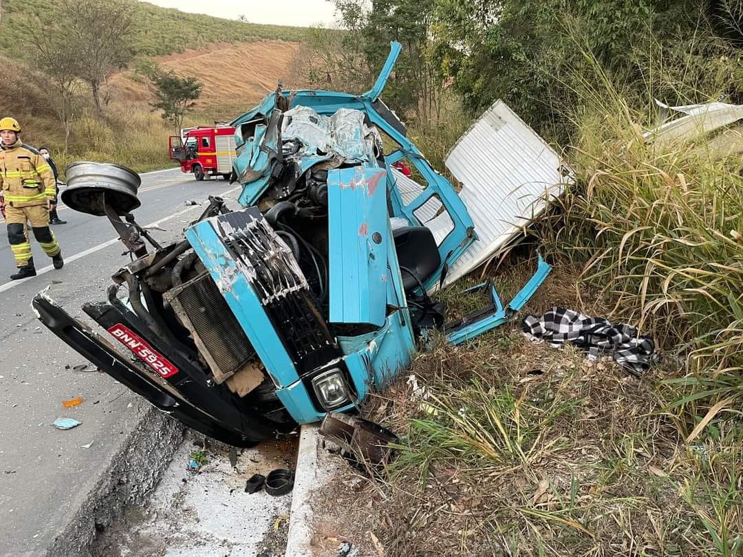 Acidente entre caminhão e ônibus mata uma pessoa na BR-116, em Santa Bárbara do Leste