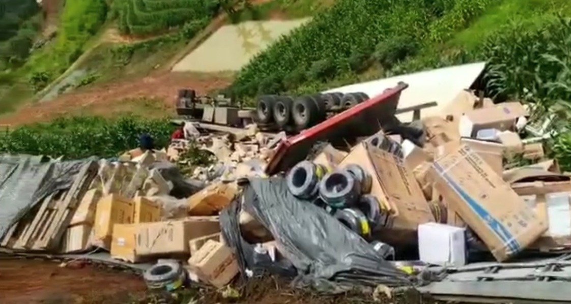 Portal Caparaó - Motorista morre após carreta tombar na BR-262 em Ibatiba