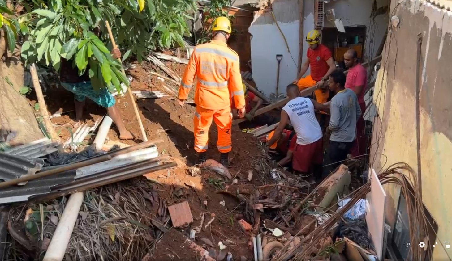 Casa desaba, e três pessoas morrem soterradas em Caratinga (MG