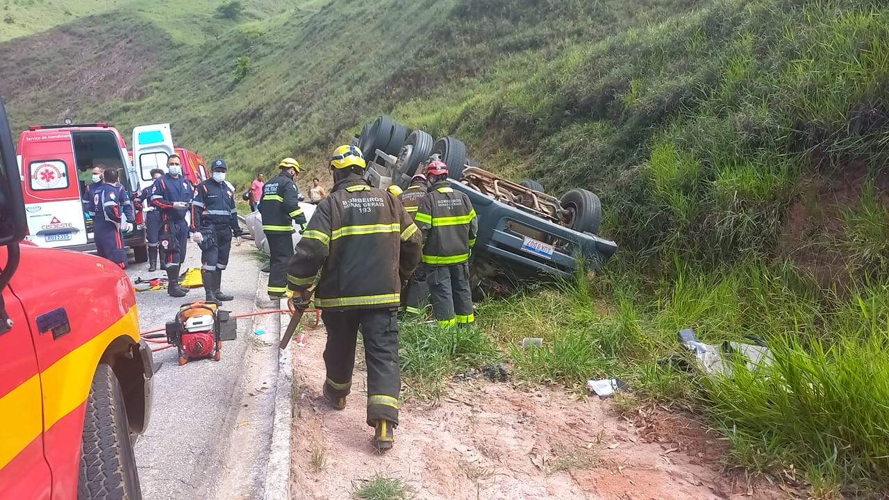 Motorista morre em acidente com caminhão na BR-262, em Reduto