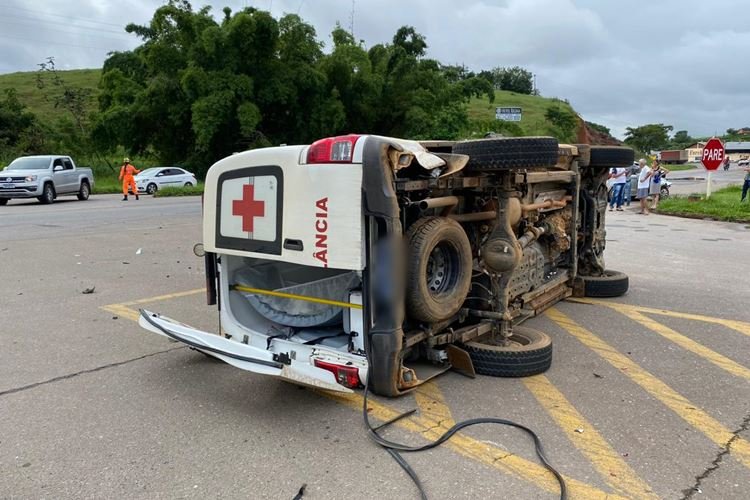 Grave acidente entre ambulância e carro deixa sete feridos na BR-116