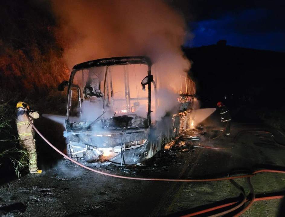 Ônibus é tomado pelas chamas em rodovia de Caratinga