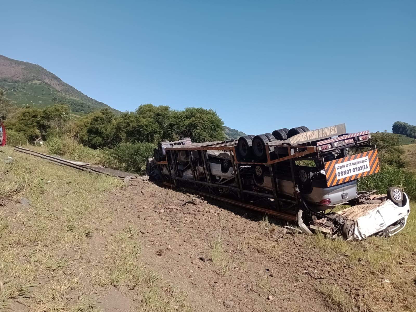 Acidente na BR-116: Carreta tomba deixando motorista ferido