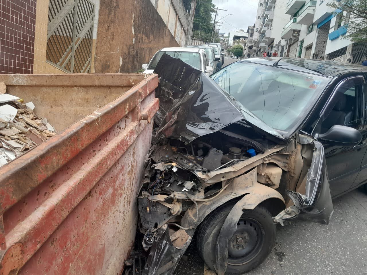Acidente envolve dois veículos na rua Mellin Abi-Ackel em Manhuaçu