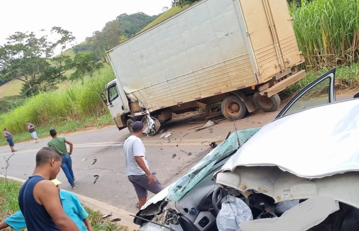 Cinco pessoas ficam feridas em acidente na MG-822 entre Chalé e Lajinha