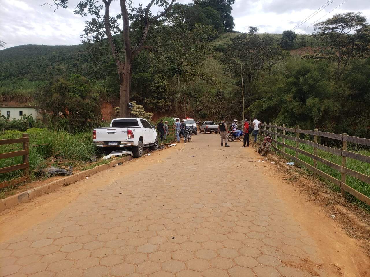 Acidente entre caminhonete e motocicleta na zona rural de Simonésia