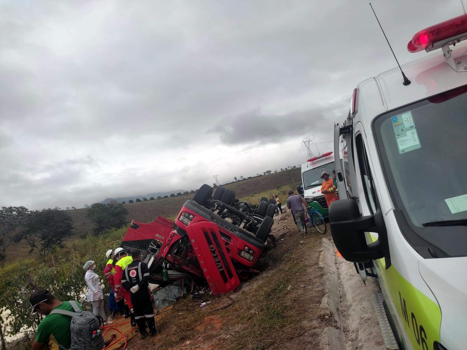 Mulher morre em acidente na BR-116, em São João do Manhuaçu
