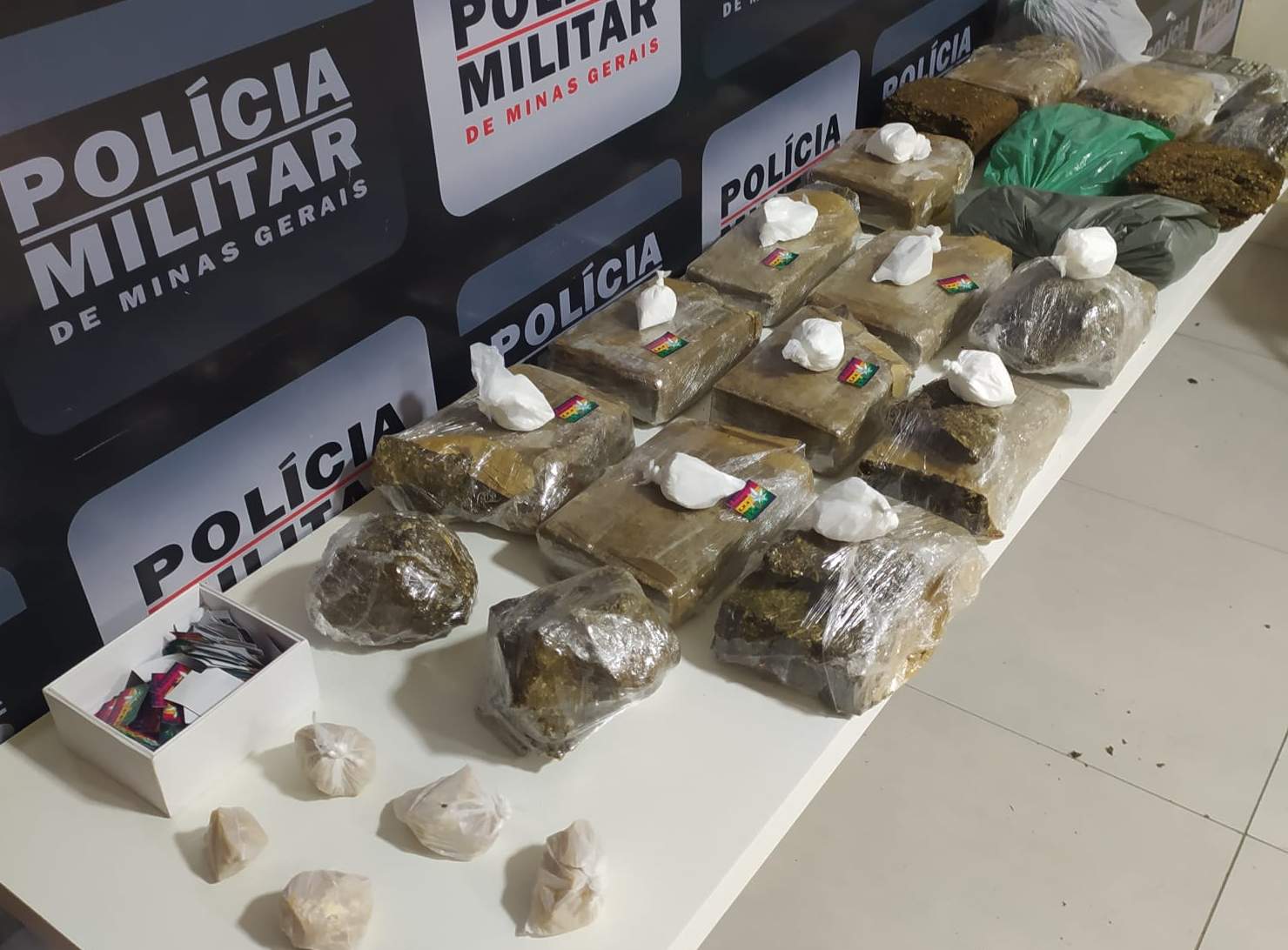 Maconha, cocaína e crack apreendidos pela PM no bairro São Francisco de Assis