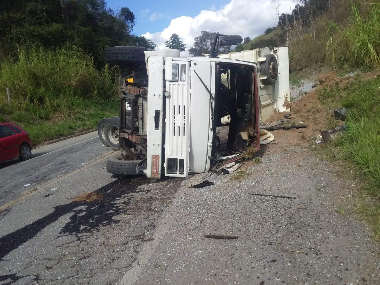 Caminhão tomba na BR-262, em Martins Soares