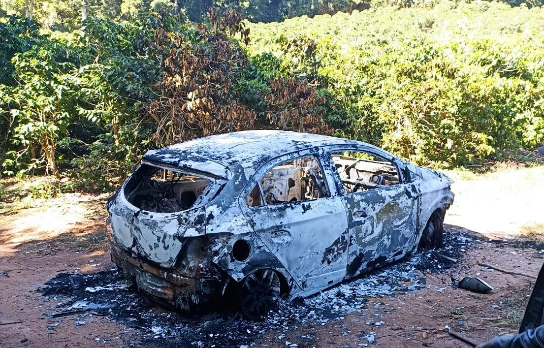 Carro incendiado e corpo carbonizado encontrados em Lajinha