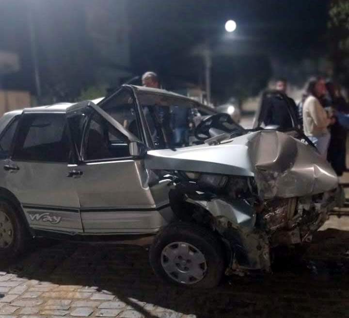 Motorista bate Uno em alta velocidade e morre em Caputira