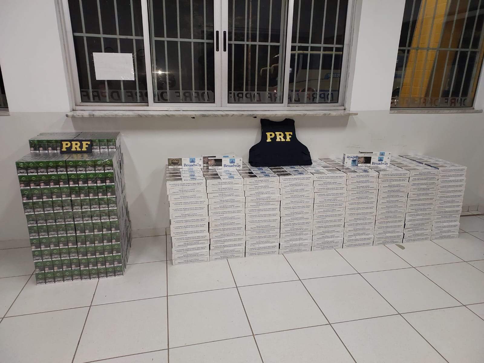 PRF de Realeza apreende mais de 10 mil maços de cigarros do Paraguai