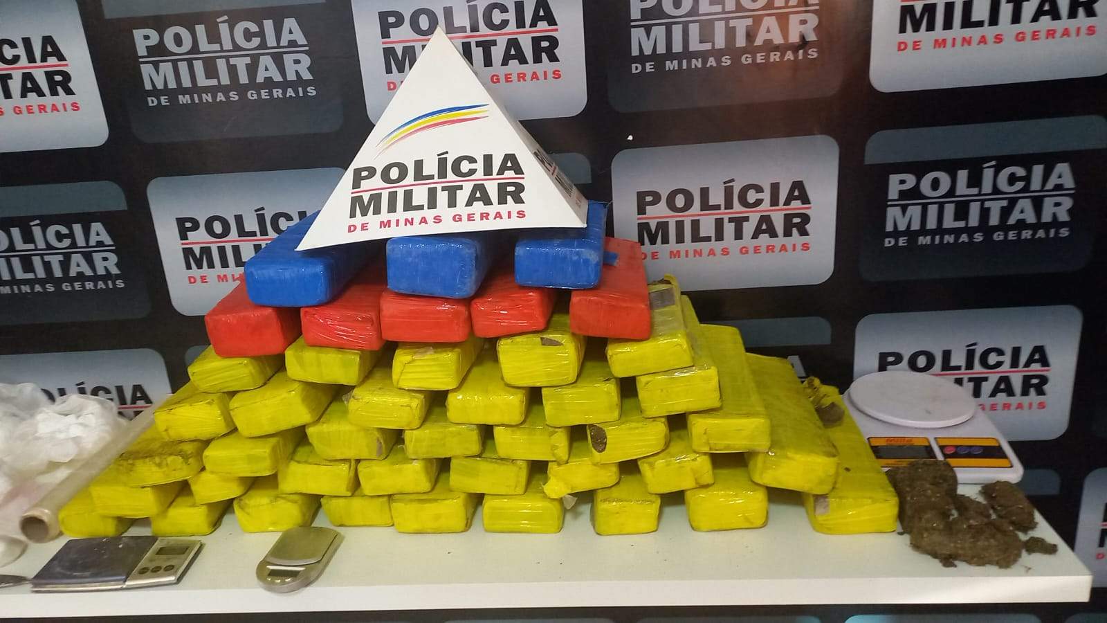 Polícia Militar desarticula ponto de tráfico de drogas em distrito de Vilanova