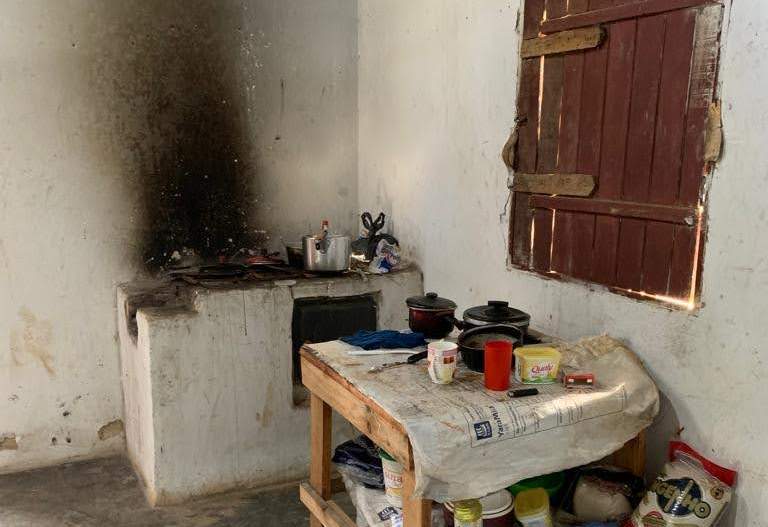 Fiscalização flagra alojamento sem parede e risco de asfixia em fazenda de café de Lajinha