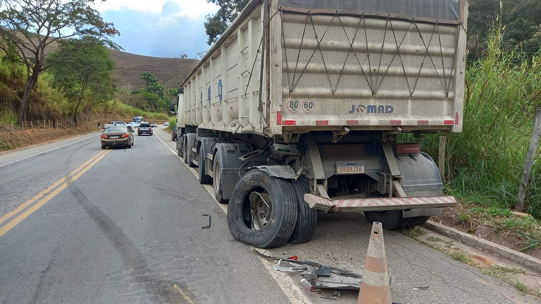 Motorista ferido em acidente com três veículos na BR-262 em Reduto