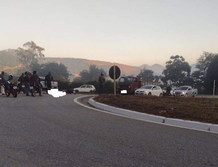 Homem morre após colisão entre moto e caminhão em Ibatiba – Lajinha