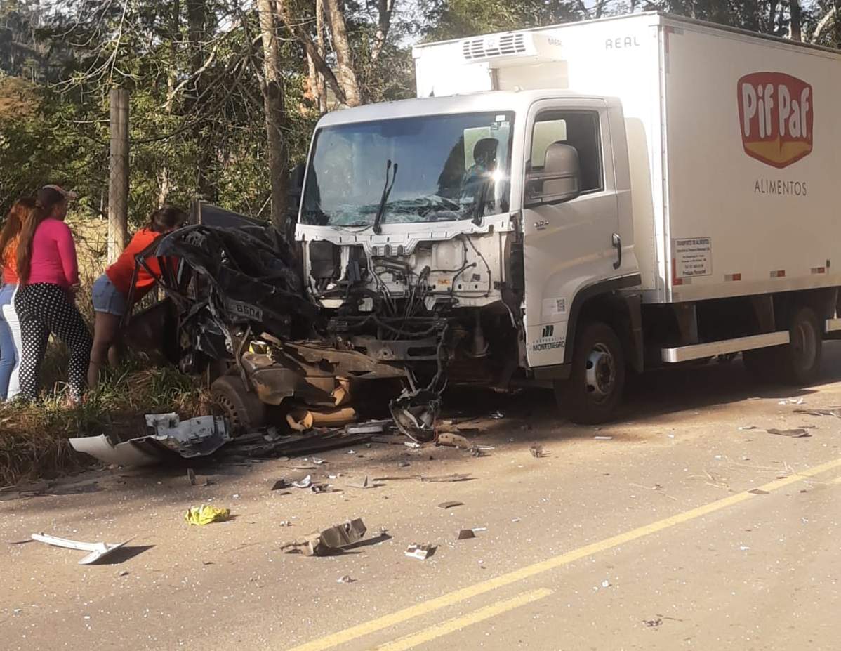 Uno bate de frente com caminhão na MG-111: duas vítimas