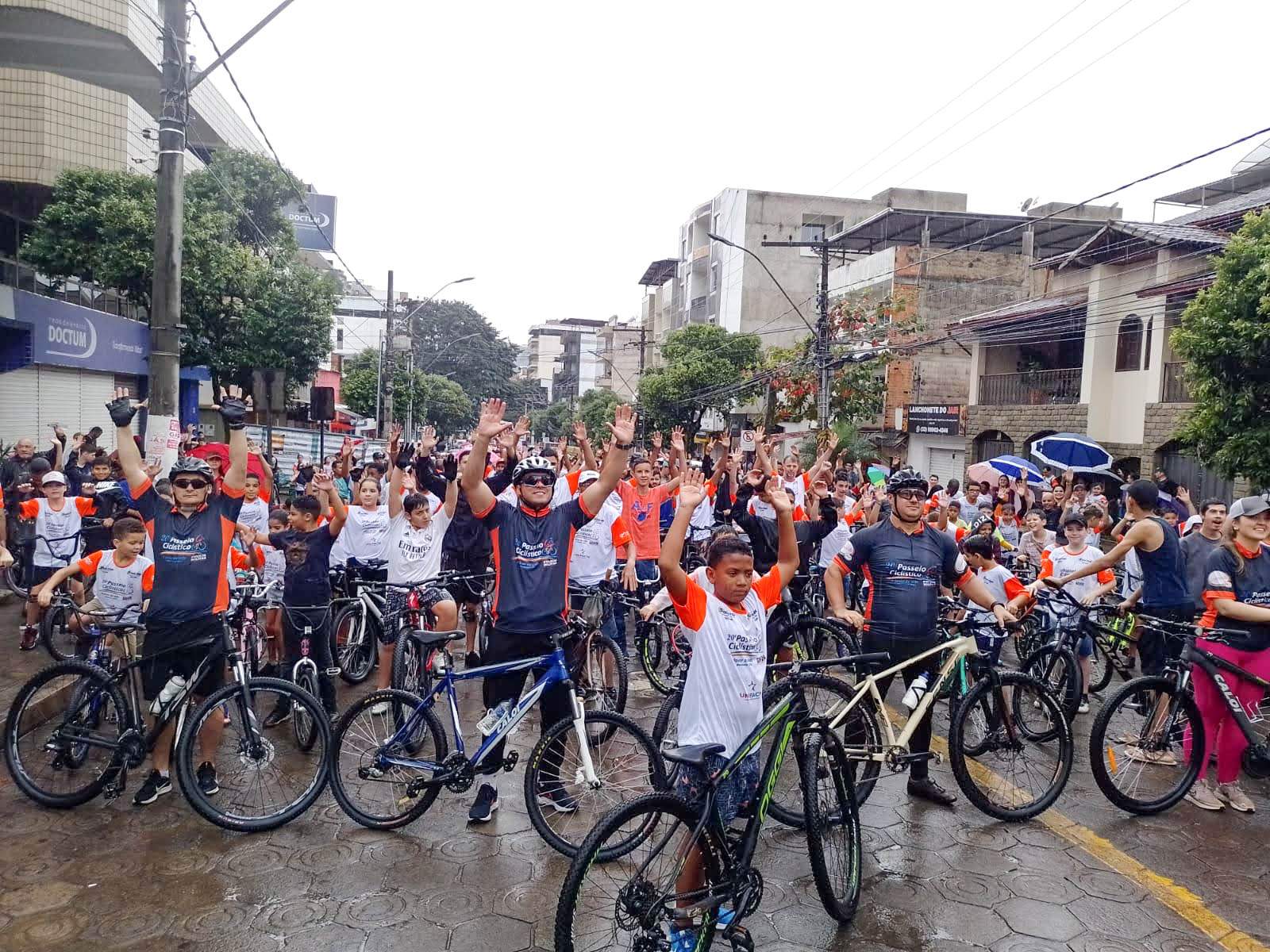 Passeio ciclístico reúne centenas de ciclistas em Manhuaçu