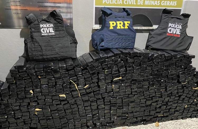 Quadrilha é presa após perseguição policial e uma tonelada de maconha é apreendida