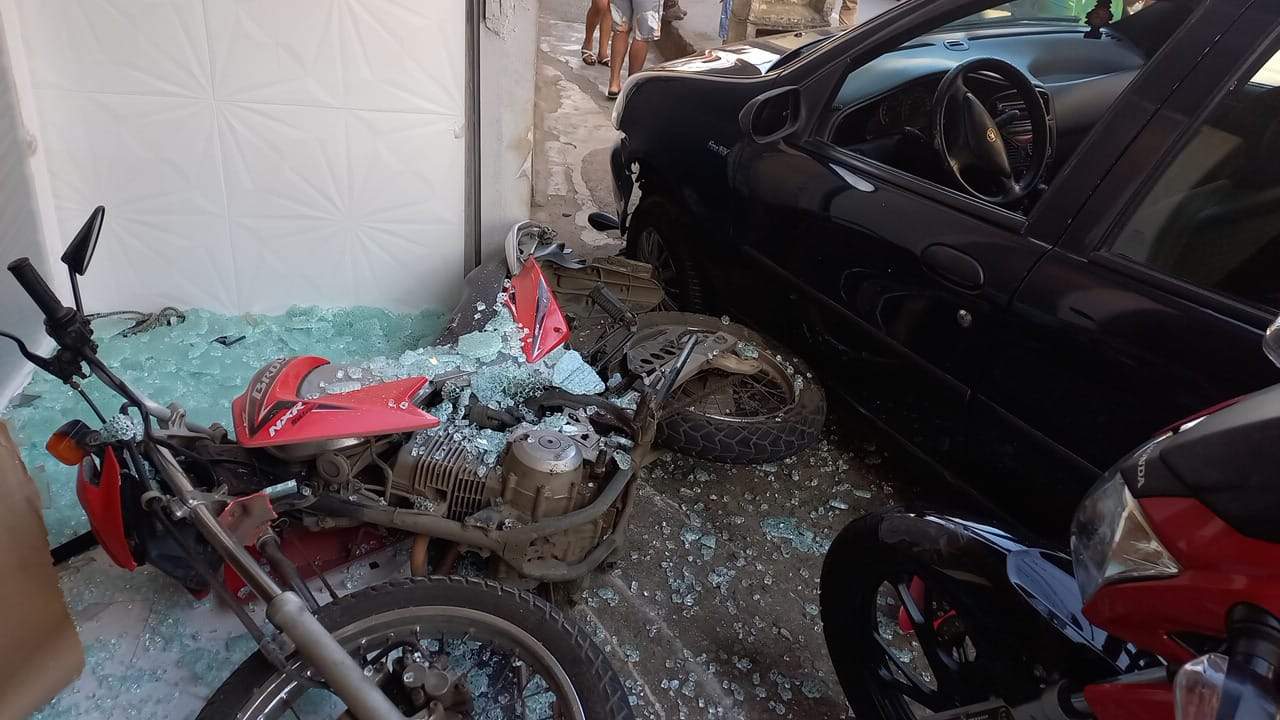 Carro desce morro descontrolado e atinge motos e imóvel no Engenho da Serra