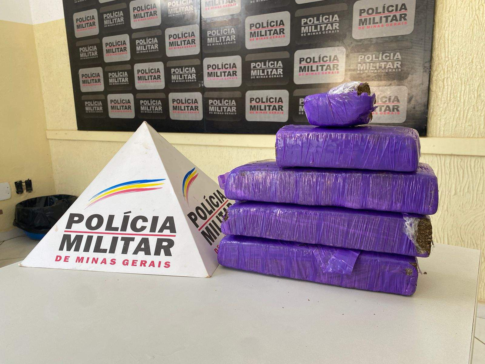 Após denúncia, PM apreende boa quantidade de drogas no Santa Rita, em Manhumirim
