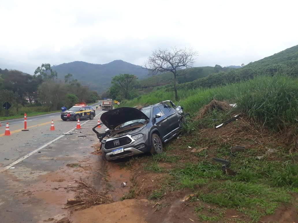 Filho morre e pai sai gravemente ferido em colisão envolvendo carro e carreta