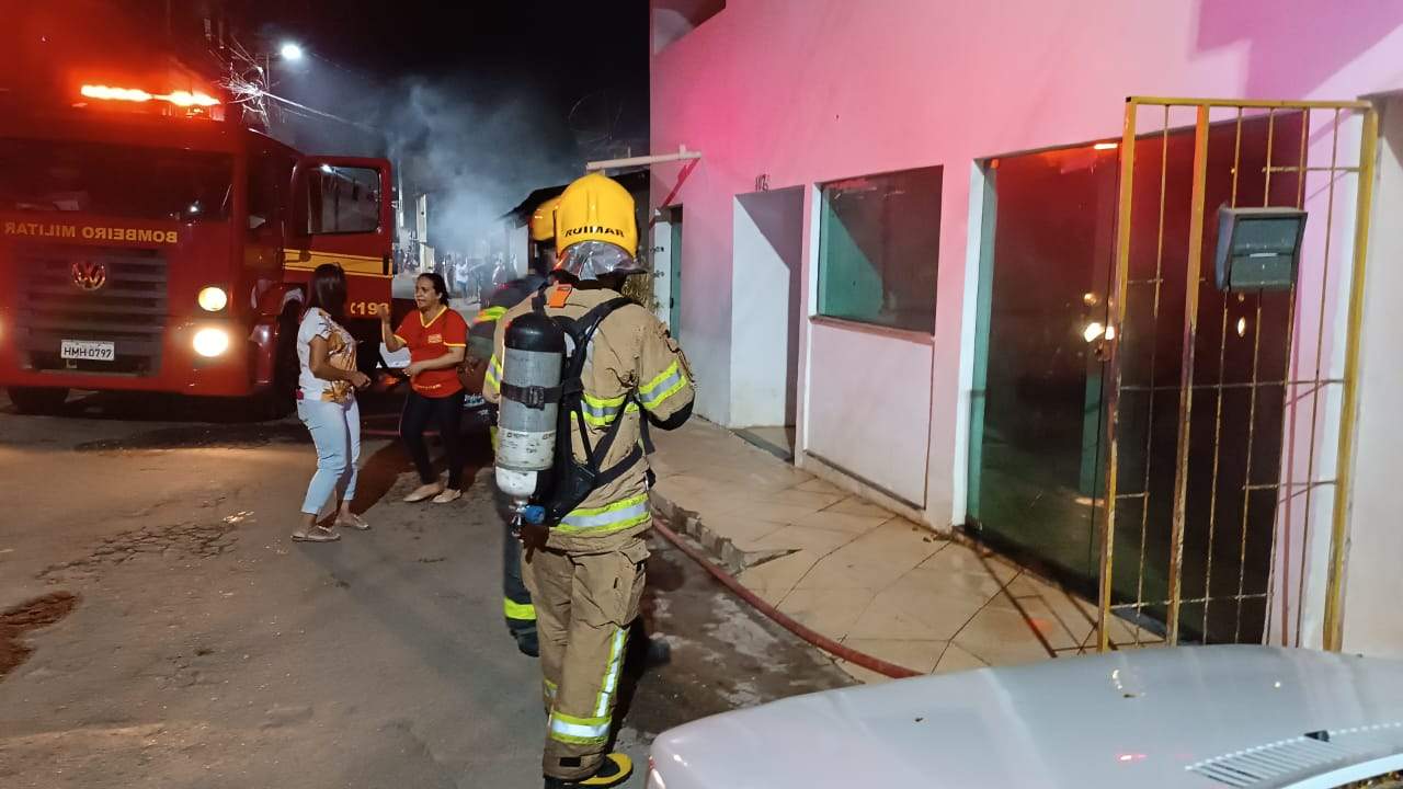 Bombeiros combatem incêndio em casa no bairro Engenho da Serra em Manhuaçu