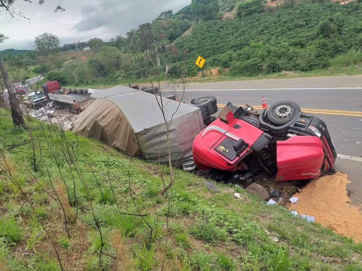 Carreta tomba na BR-116, próximo a São Pedro do Avaí