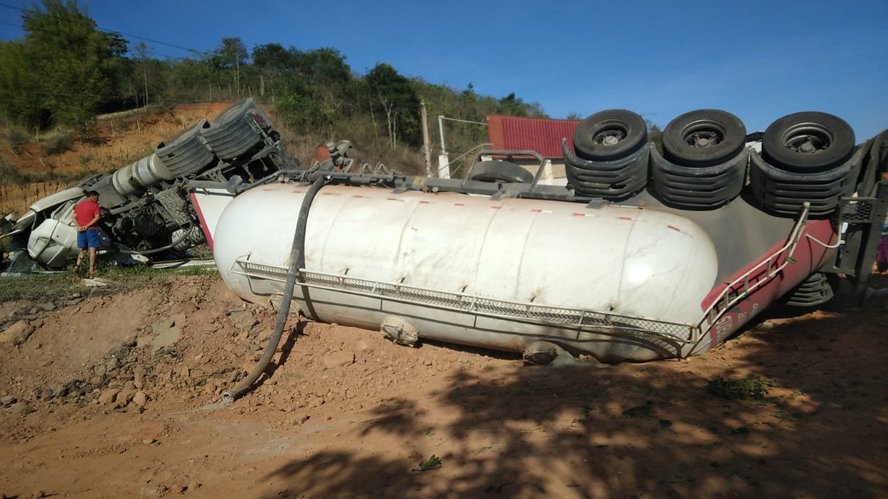 Acidente no desvio de Abre Campo na BR-262: motorista de carreta morre