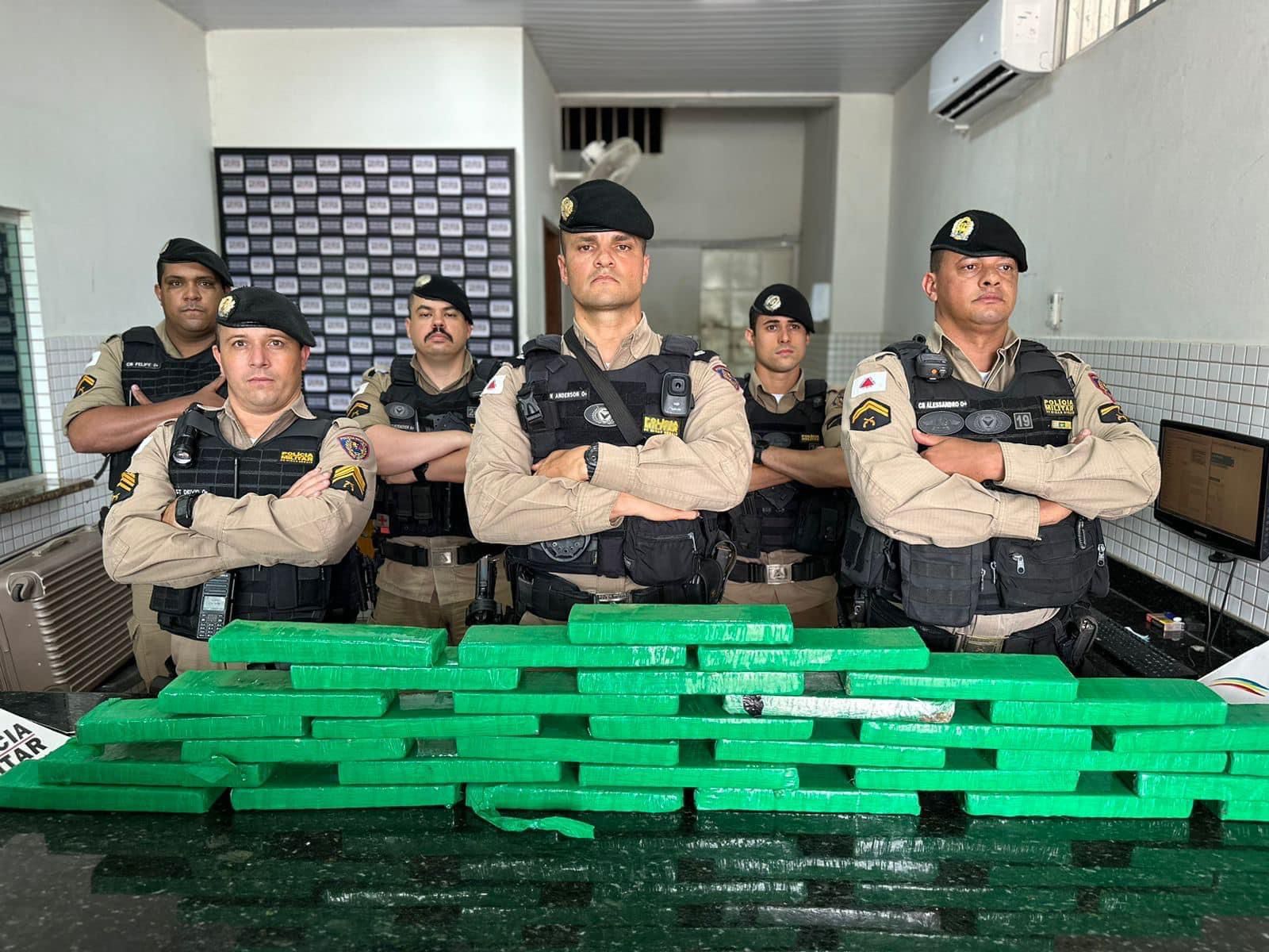 Jovem é presa com mala lotada de barras de maconha