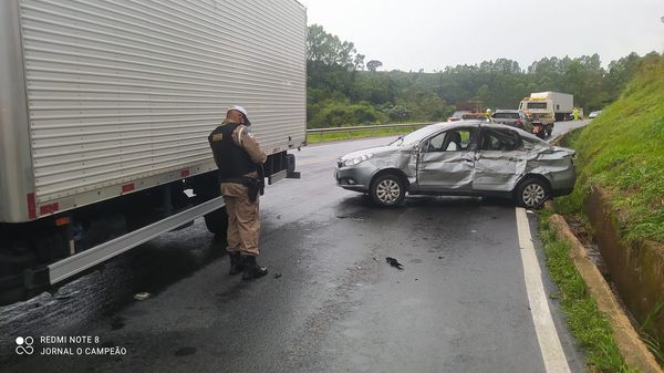 Colisão entre carro e caminhão na BR-116, em Divino