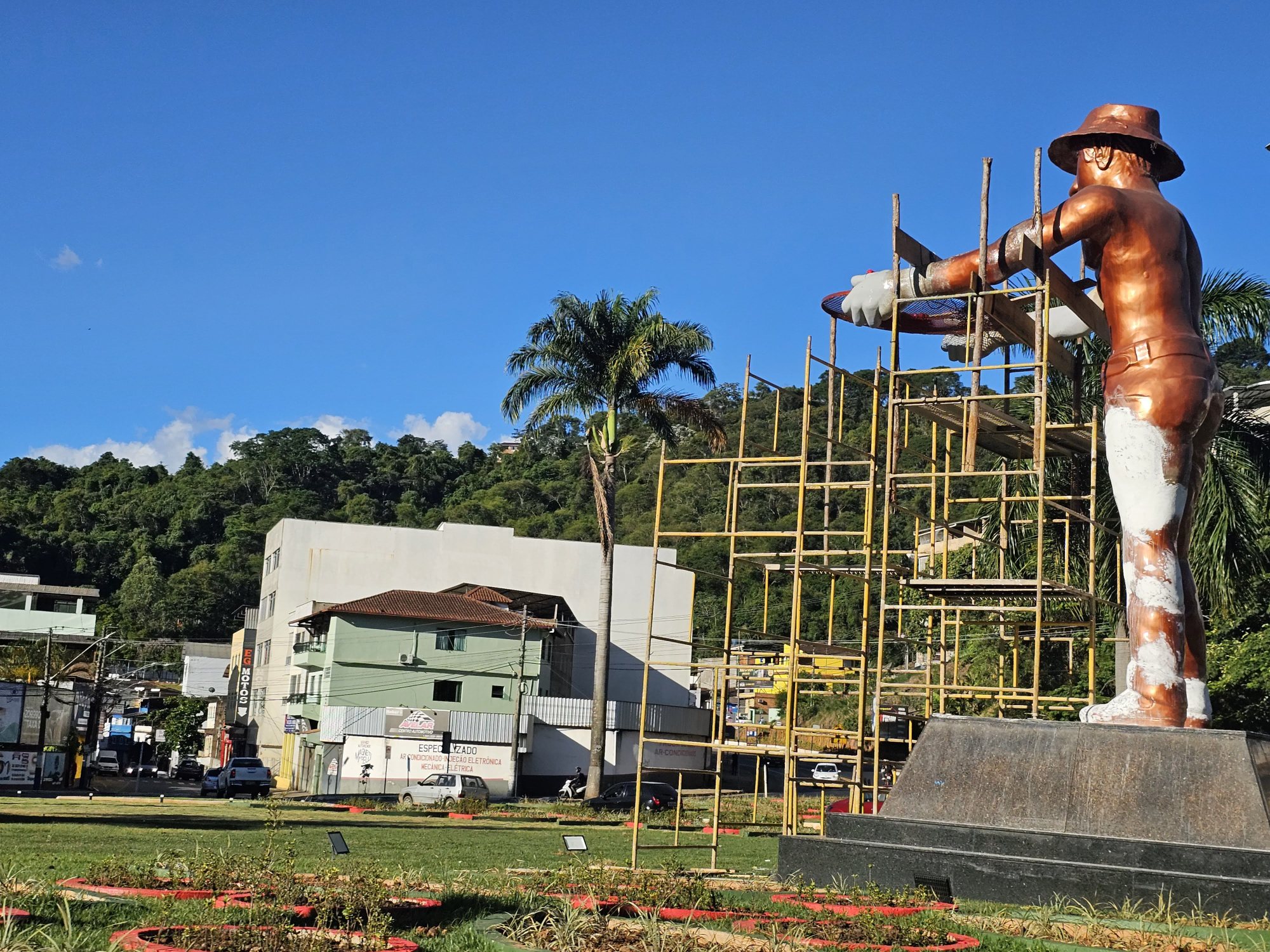 Estátua do Cafeicultor de Manhuaçu começa a ser recuperada no trevo da BR-262
