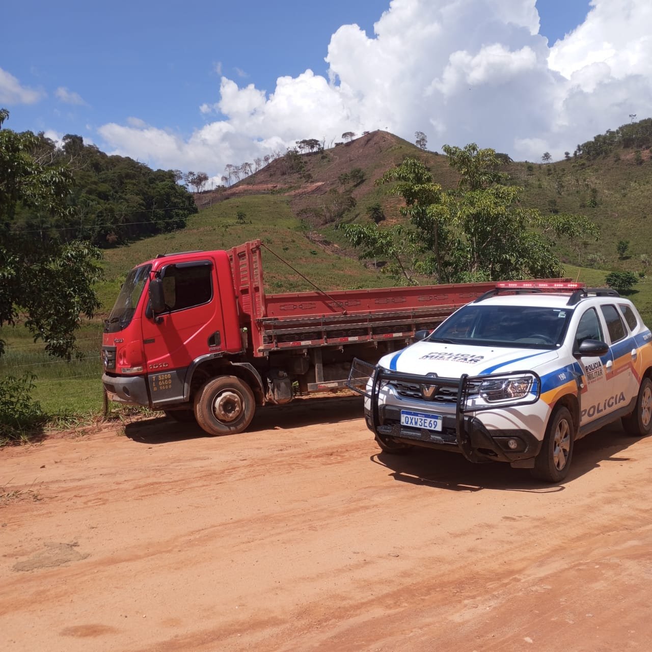 Policia recupera caminhão roubado em Santana do Manhuaçu
