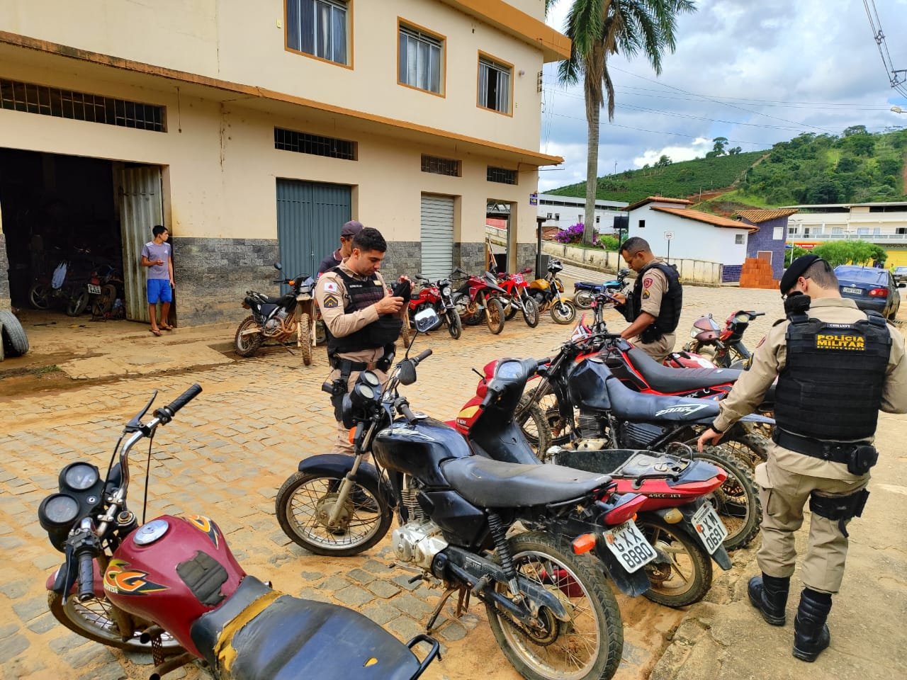 PM fiscaliza oficinas de motocicletas em Matipó, Santa Margarida e Caputira