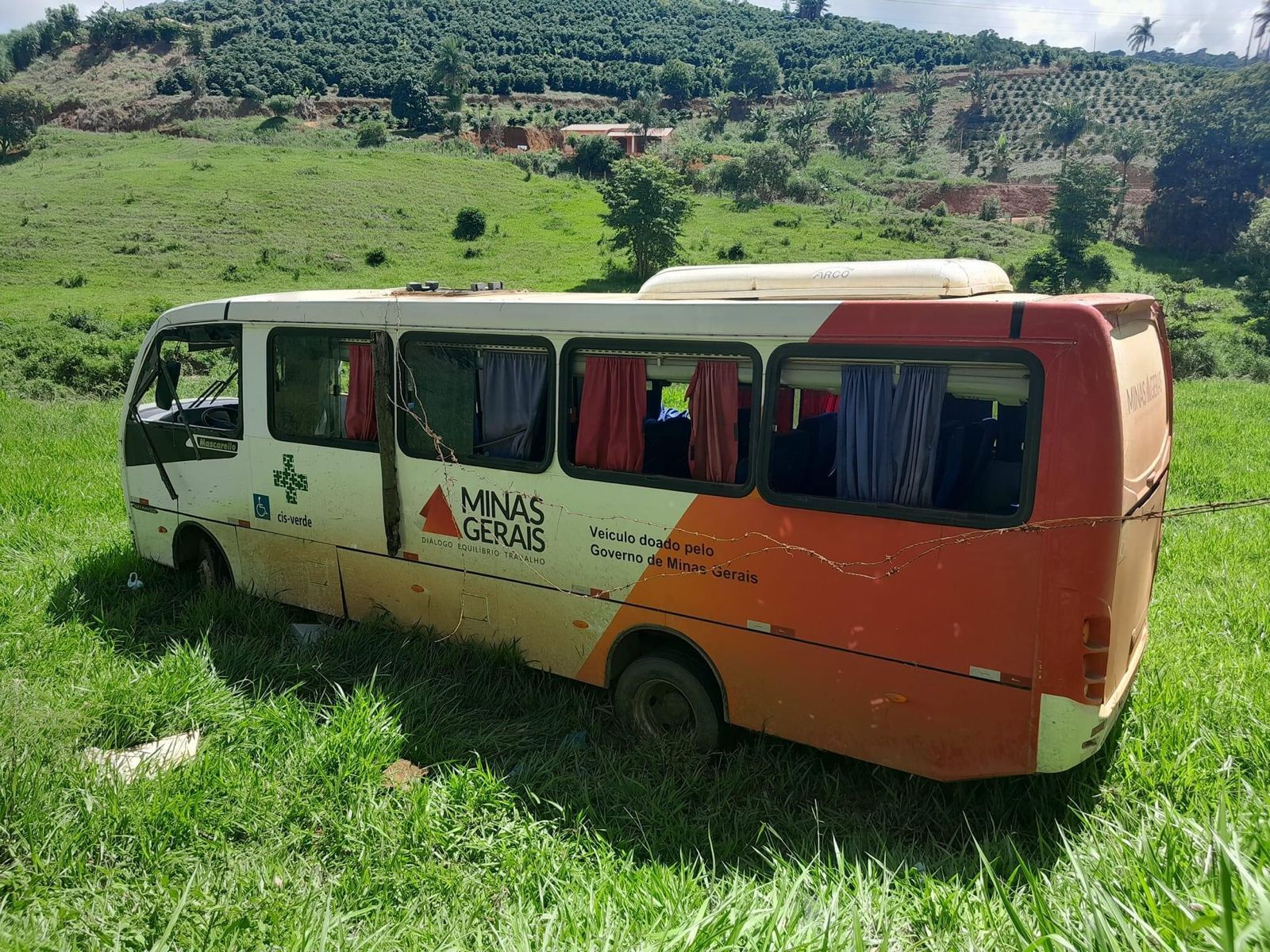 Ônibus com pacientes capota na rodovia de Carangola