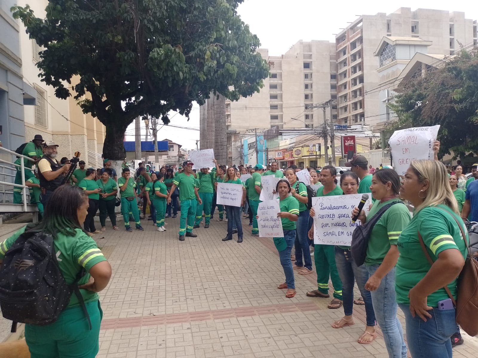Servidores do SAMAL mantêm greve e fazem manifestação