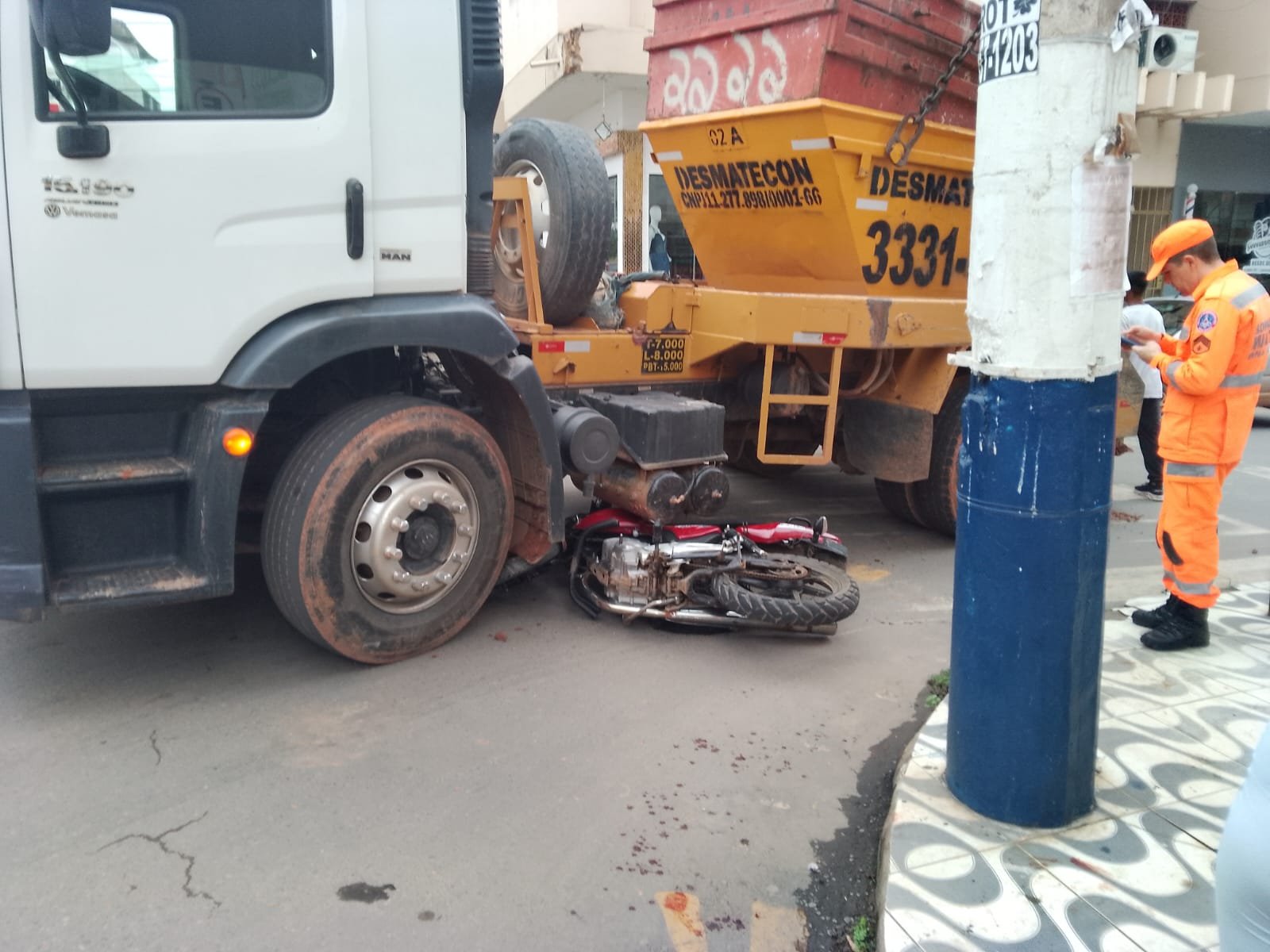 Bombeiros socorrem motociclista em acidente na Luís Cerqueira