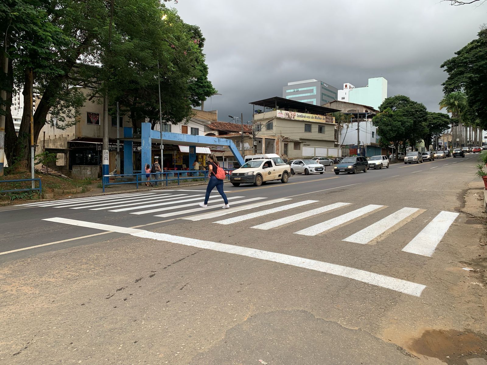 Prefeitura de Manhuaçu inicia pintura de faixas de pedestres na BR-262
