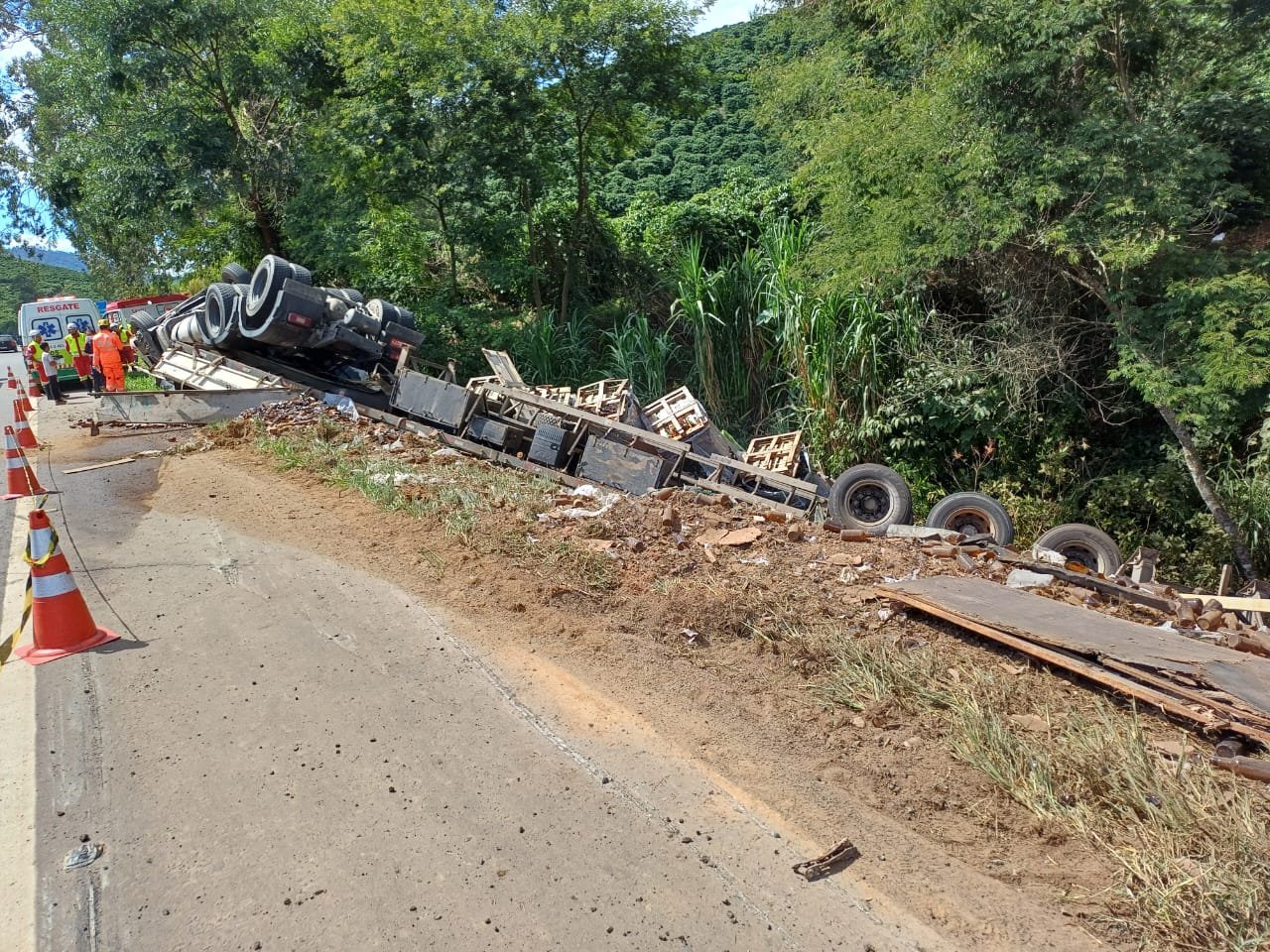 Três mortos em acidente em São Pedro do Avaí, na BR-116