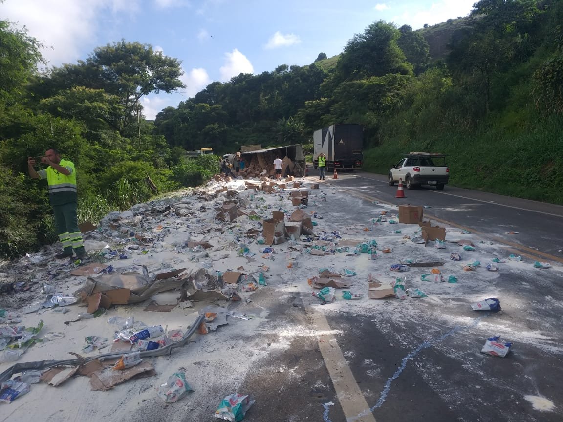 Acidente entre carreta e carro na BR-116 deixa trânsito lento