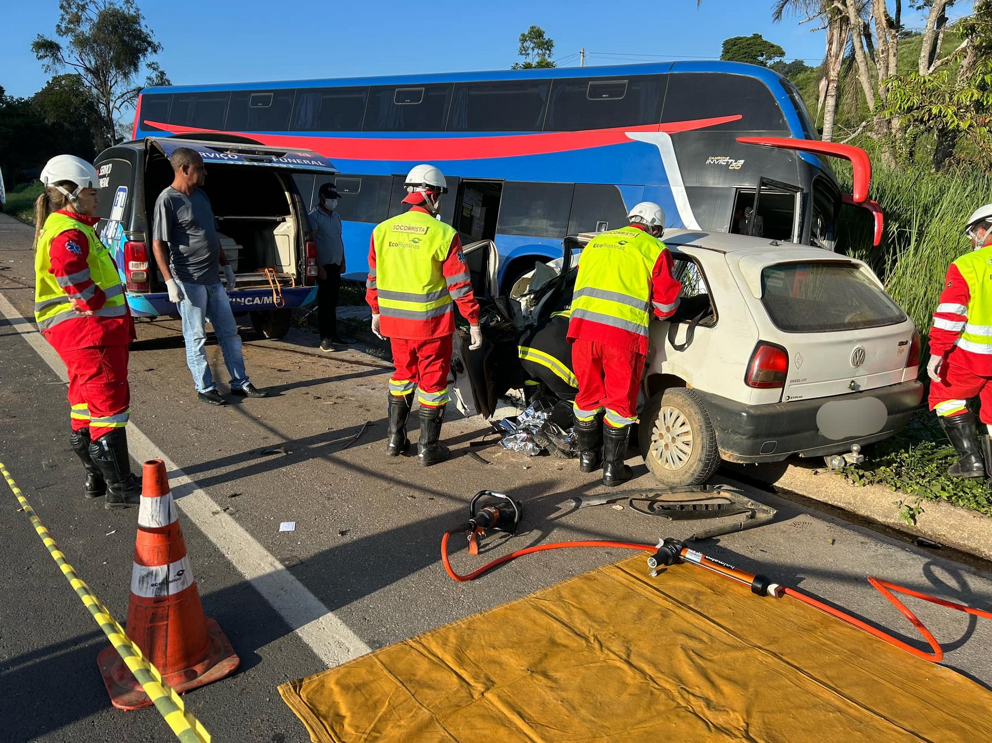 Acidente na BR-116 entre carro e ônibus mata uma pessoa e deixa feridos em Santa Rita de Minas