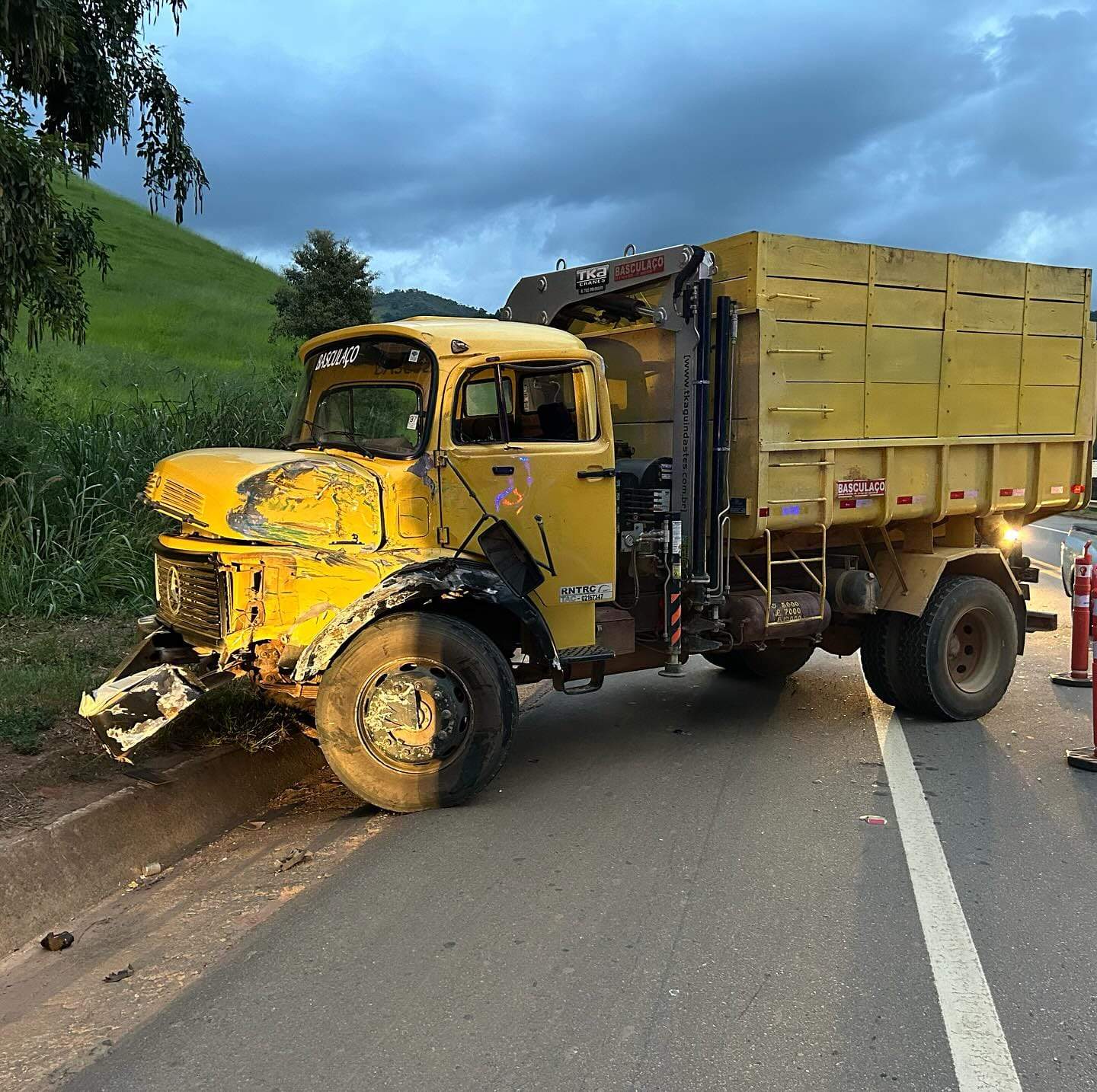 Acidente grave entre caminhão e carreta na BR-116, próximo a Santa Rita de Minas