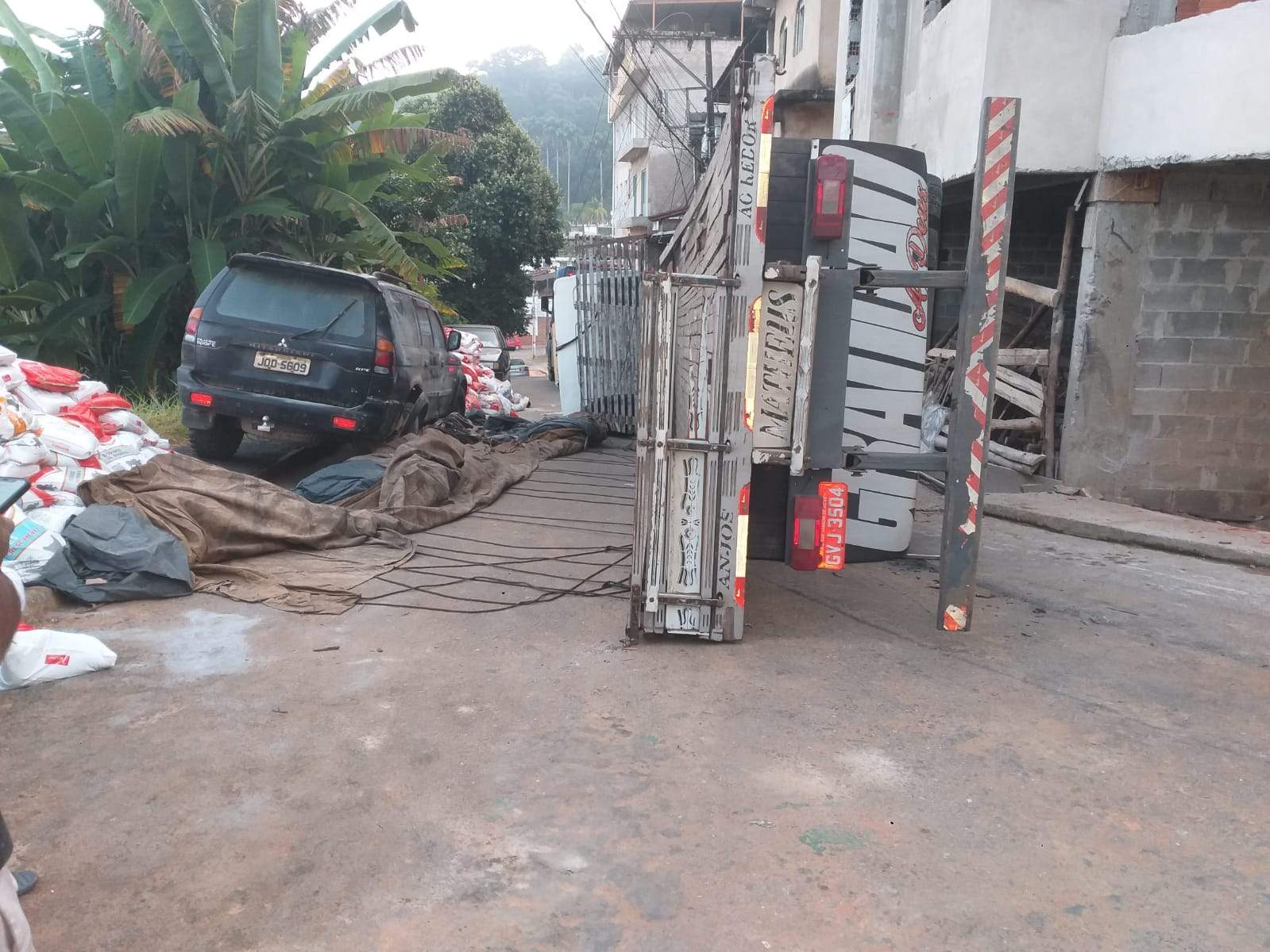 Caminhão perde freio e tomba no bairro São Jorge em Manhuaçu