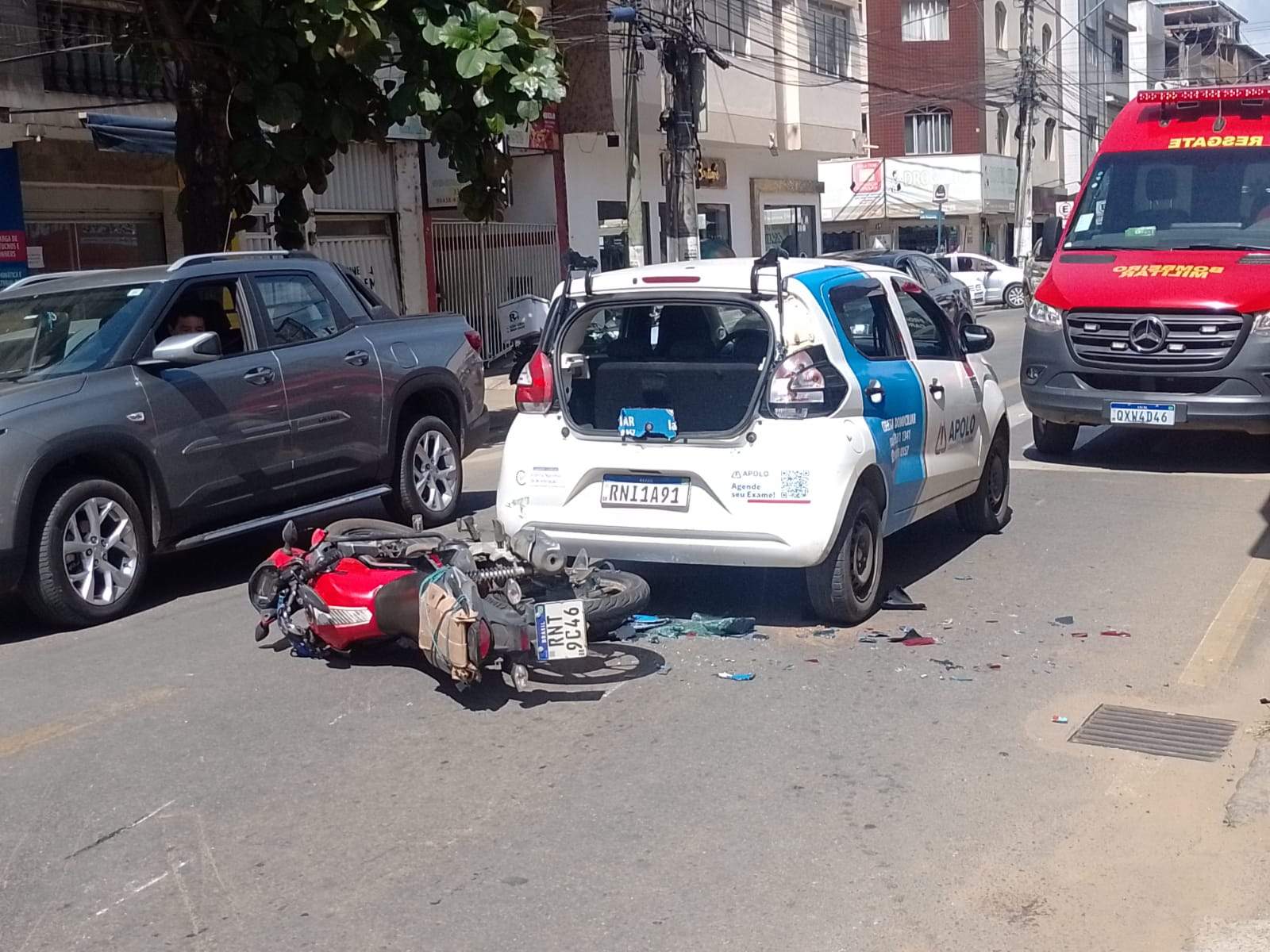 Motociclista fica ferido ao bater na traseira de um veículo no centro de Manhuaçu