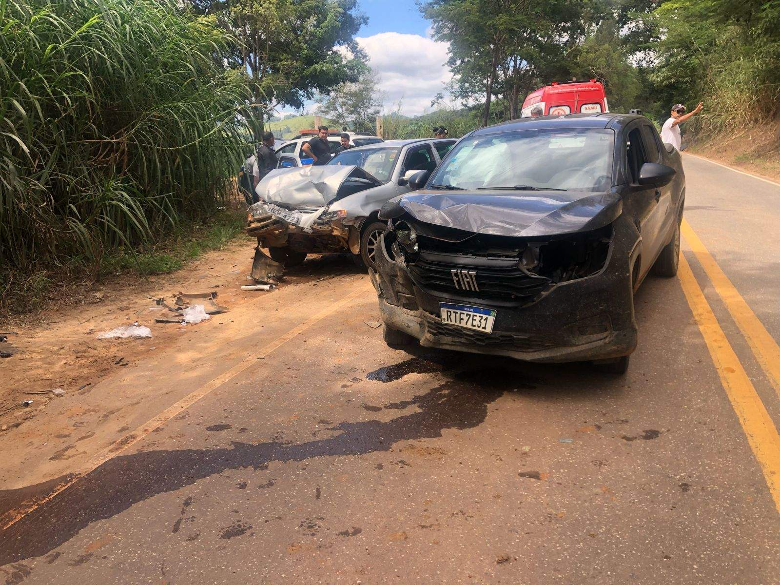 Colisão entre dois veículos deixa cinco feridos na MG-111